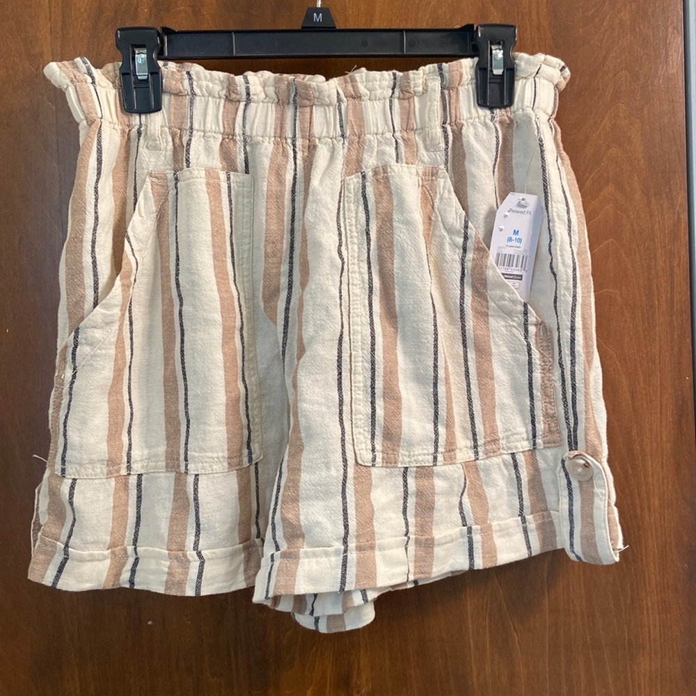 Size medium stripped linen shorts.